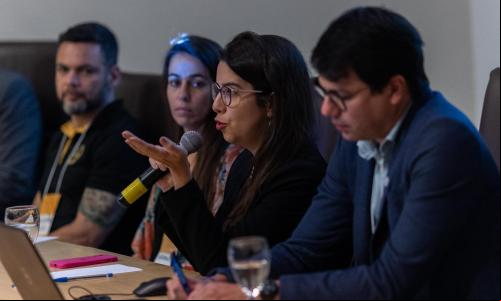 pessoas em mesa de debate