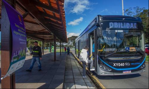 pessoa embarca em ônibus elétrico