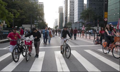 ciclistas e pedestres na avenida Paulista, em São Paulo