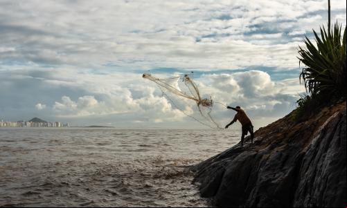 Homem pesca em rio