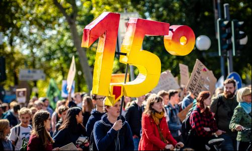 pessoas em protesto por ações pelo clima