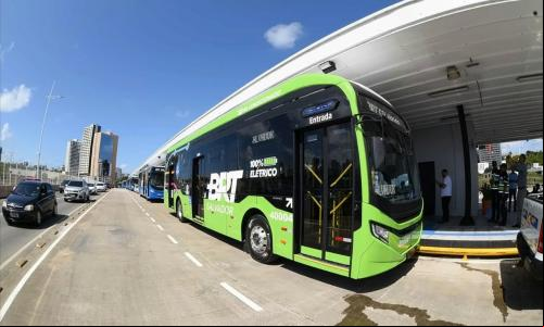 ônibus elétrico em estação BRT