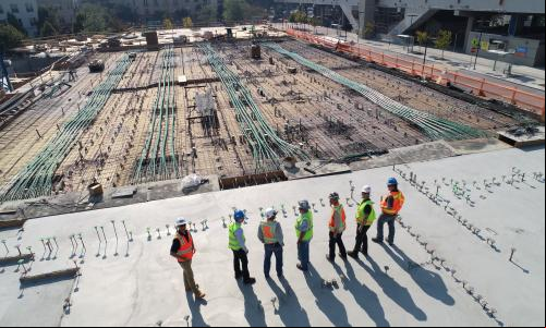 trabalhadores da construção civil no topo de uma estrutura
