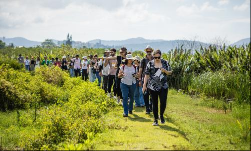 pessoas em visita técnica sobre as soluções baseadas na natureza do Parque Orla de Piratininga