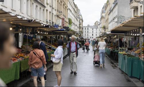 homem caminhando por paris