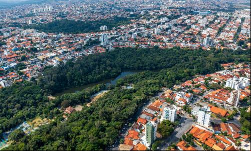 foto aérea da cidade de belo horizonte com grande área verde ao centro