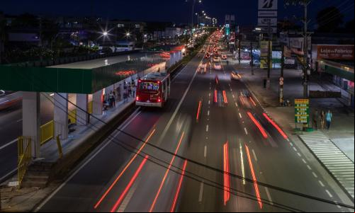 imagem noturna de rua com carros em alta velocidade