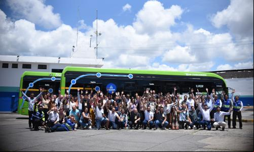 pessoas em frente a ônibus elétrico