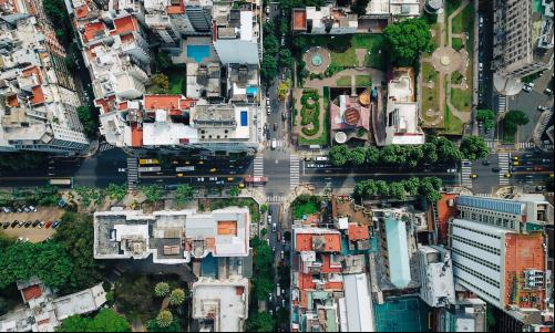 imagem de drone de uma cidade 