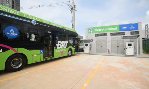 ônibus elétrico ao lado de carregador em Salvador