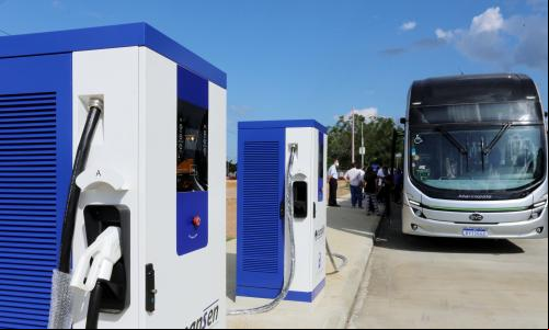 ônibus elétrico ao lado de carregadores