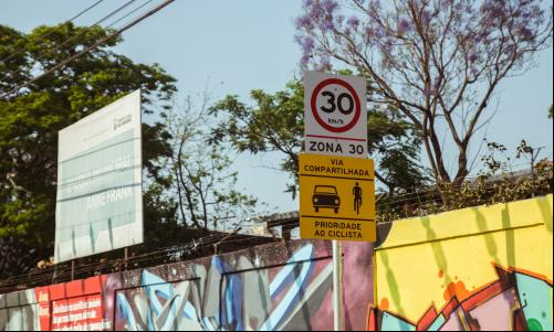 imagem de placa de trânsito informando limite de 30 km/h