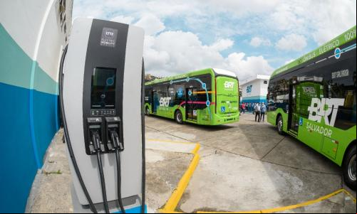 ônibus elétrico ao lado de carregadores