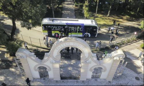 ônibus elétrico em frente a um monumento