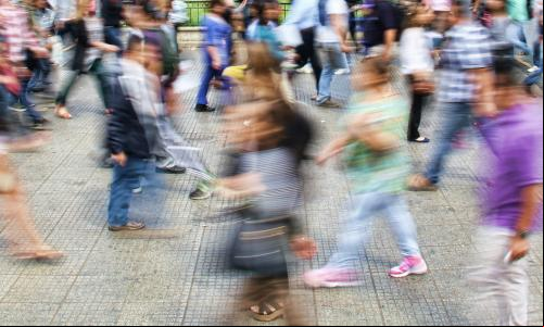 pessoas caminhas em campinas