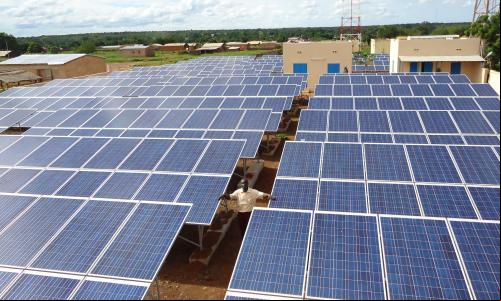 homem negro em país africano em meio a dezenas de paineis solares