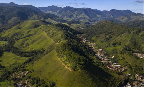 Área de topo de morro restaurada na Fazenda Pinheiros, em Lídice, estado do Rio de Janeiro