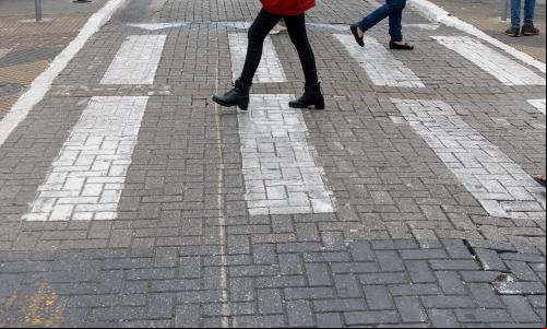 pedestres atravessando rua