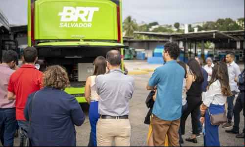 pessoas observam ônibus elétrico