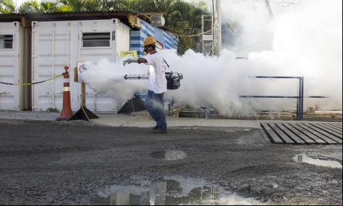 Homem realiza Dedetização no Rio de Janeiro