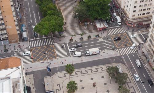 vista aérea de cidade com caminhões ao centro de intersecção