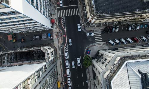 imagem aérea de rua com carros estacionados de forma organizada