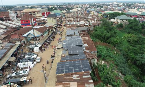 paineis solares instalados em comunidade na nigéria