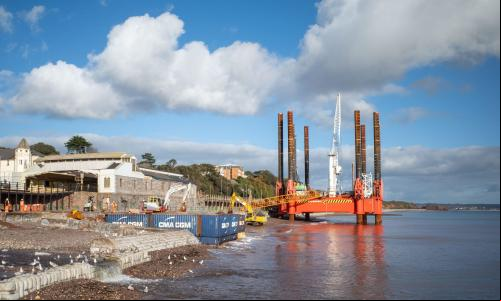 Construção de um novo muro de contenção no litoral de Devon, Inglaterra, para proteção contra inundações costeiras