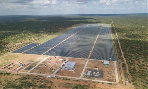 Vista aérea de uma grande usina solar em Garissa, no Quênia