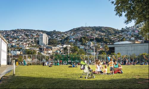 parque urbano com bairro ao fundo