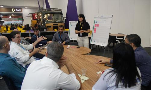 pessoas reunidas conversando sentadas à mesa