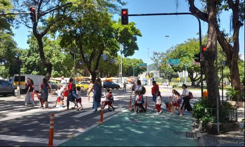 crianças atravessam a rua