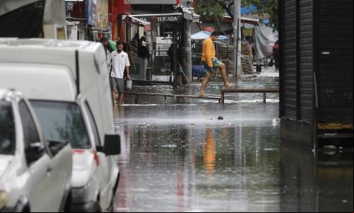 Moradores e comerciantes da comunidade de Rio das Pedras, zona oeste da cidade, sofrem com alagamentos devido às chuvas intensas que causaram estragos em vários pontos do Estado do Rio de Janeiro.