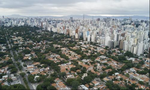 vista aérea de São Paulo com divisão clara entre bairros de casas e bairros adensados, com muitos prédios