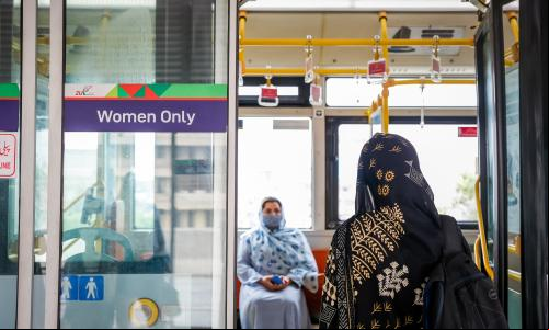 mulher embarca em vagão exclusivo para mulheres