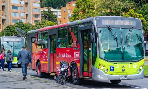 ônibus elétrico com dizeres transmilênio na lateral