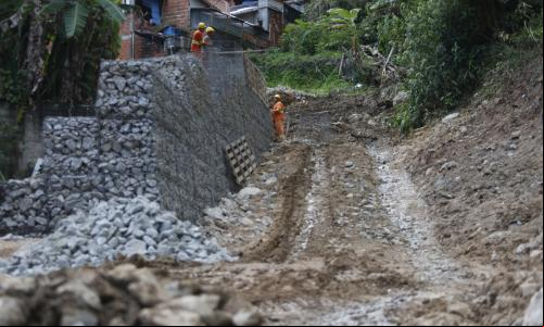 homens trabalham em obras de contenção de encostas