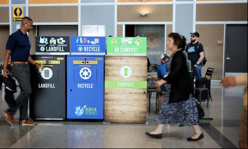 lixeiras de diferentes tipos de lixo em aeroporto