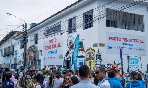 pessoas reunidas em frente a Posto Territorial em Peixinhos, Olinda