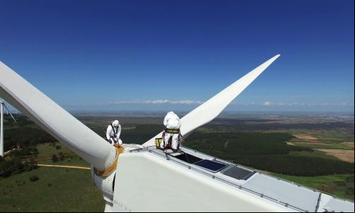 trabalhadores em usina de energia eólica