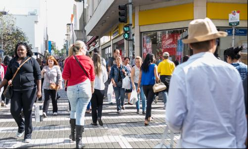Uma Rua Completa respeita e responde aos usos existentes e planejados para o futuro da via (Foto: Daniel Hunter/WRI Brasil)