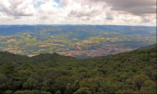 Florestas restauradas e conservadas em Extrema, no Brasil, protegem o abastecimento de água de São Paulo. (Foto: James Anderson/WRI)
