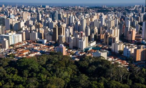 imagem aérea de campinas mostra florestas e paisagem urbana