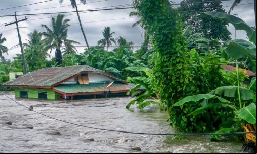 água de enchente cobre casa no município de baco, nas filipinas
