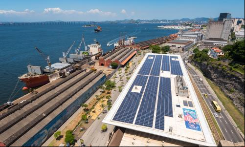 imagem de painéis solares em área portuária no rio de janeiro
