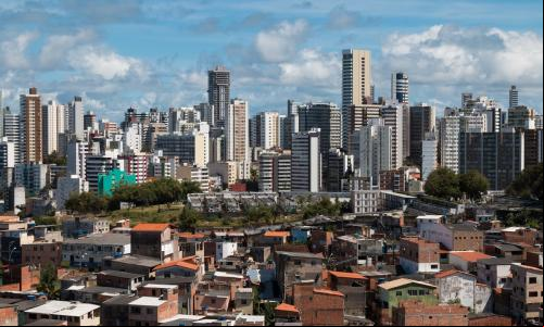 imagem aérea de salvador mostra favelas em constraste com condomínios