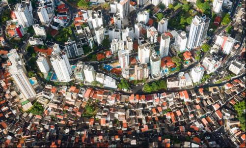 prédios e favela
