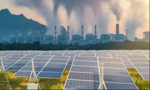 poluição em segundo plano com painéis solares de energia limpa em primeiro plano
