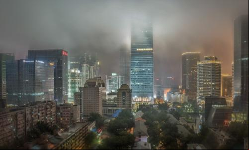 foto de cidade à noite com aura mística