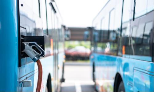 ônibus elétrico sendo recarregado